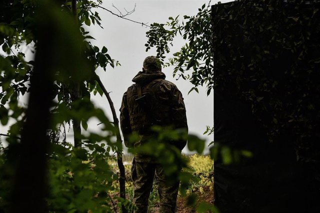 Archivo - Un militar ucraniano en el frente de batalla