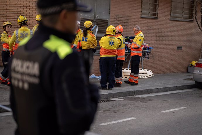 Diversos sanitaris treballen després de l'ensulsiada d'un edifici a Badalona, a 6 de febrer de 2024, a Badalona, Barcelona, Catalunya (Espanya)