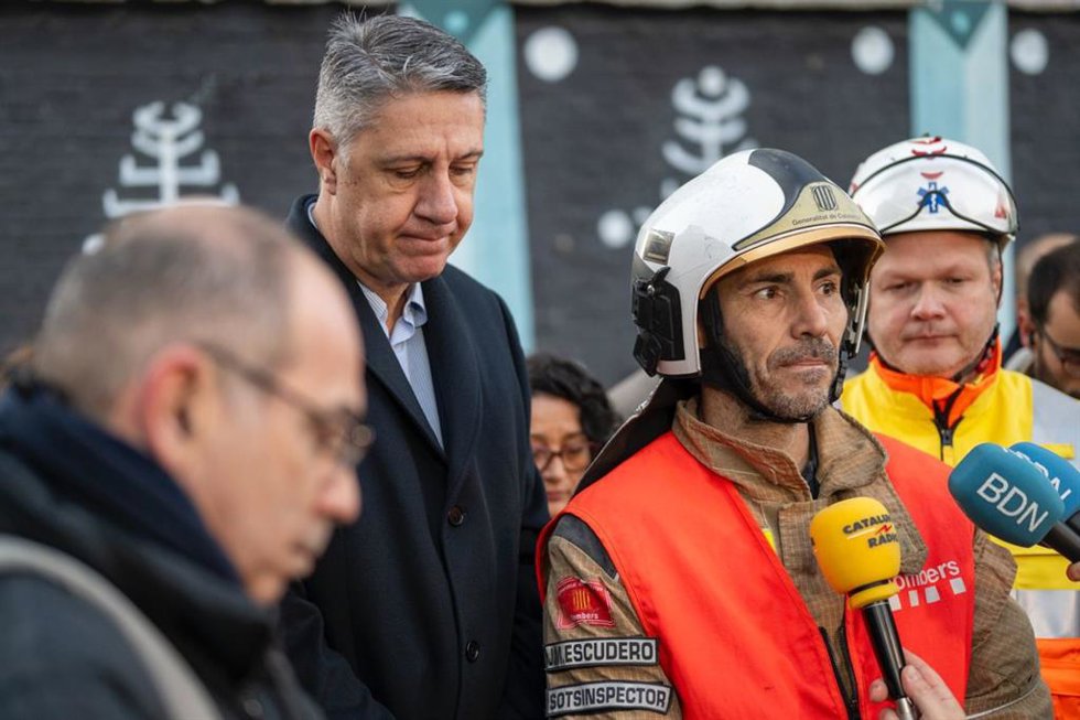 El jefe de intervención del servicio del derrumbe en la calle Canigó de Badalona (Barcelona) de los Bombers de la Generalitat, el subinspector Josep Manel Escudero, declara junto al alcalde de la ciudad, Xavier Garcia Albiol