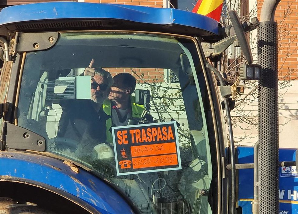 Tractores durante una concentración por la ciudad, a 6 de febrero de 2024, en Valladolid, Castilla y León (España). Agricultores y ganaderos de toda España han sacado sus tractores a las carreteras desde esta madrugada para pedir mejoras en el sector, e