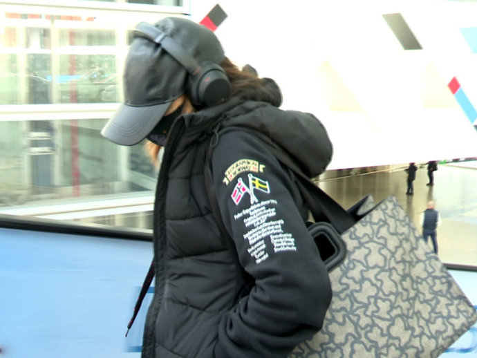 Chenoa, con mascarilla, gorra y maxi auriculares para esquivar a las cámaras a su llegada a Madrid