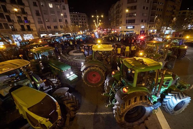 Decenas de tractores colapsan el centro de Pamplona, a 6 de febrero de 2024, en Pamplona, Navarra (España). Agricultores y ganaderos de toda España han sacado sus tractores a las carreteras desde esta madrugada para pedir mejoras en el sector, entre ellas