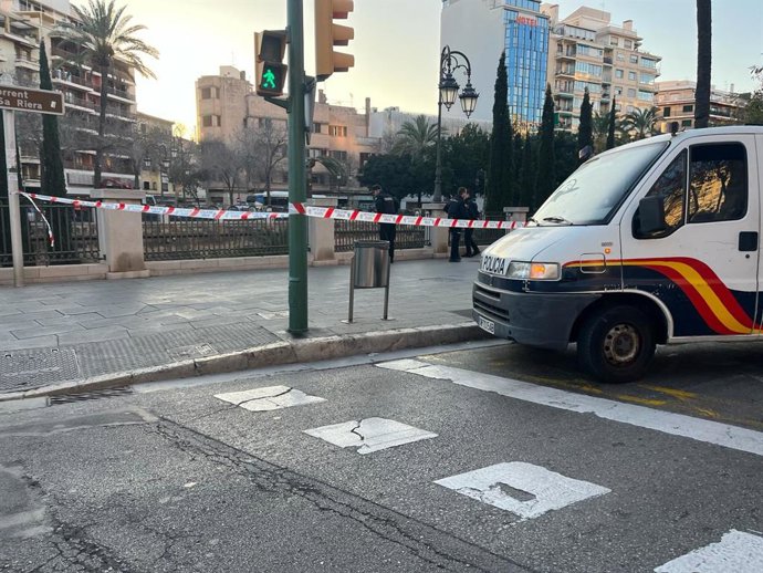 Zona acordonada en el Passeig Mallorca tras el hallazgo de un hombre malherido bajo un puente.