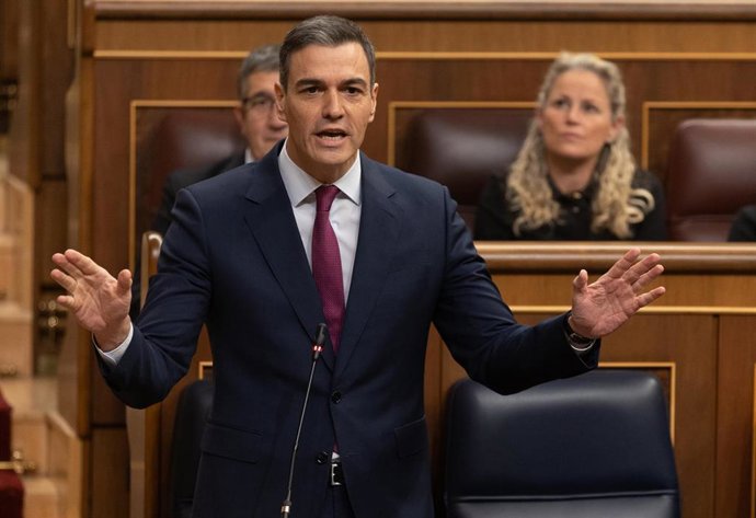 El presidente del Gobierno, Pedro Sánchez, interviene durante una sesión de control al Gobierno, en el Congreso de los Diputados, a 7 de febrero de 2024, en Madrid (España). El presidente del Gobierno, Pedro Sánchez, y el ministro de Agricultura, Pesca 