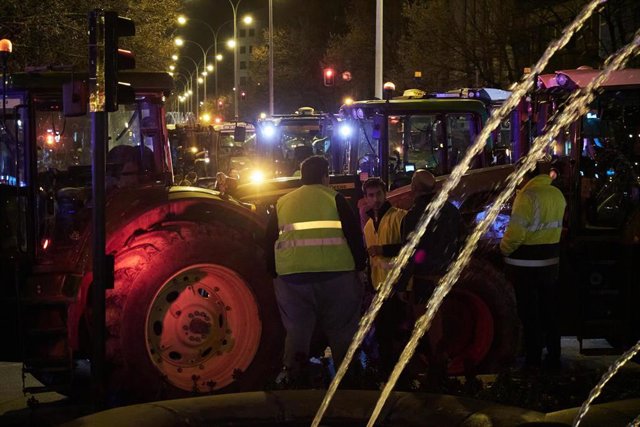 Decenas de tractores colapsan el centro de Pamplona este martes.