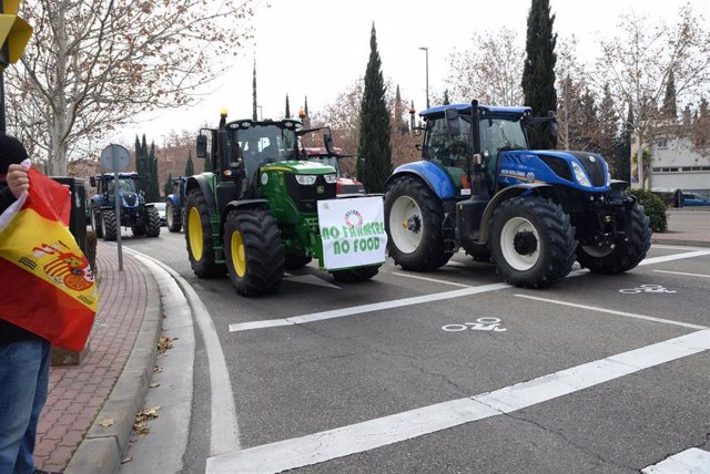 Tractores durante una manifestación de agricultores por una calle de Zaragoza, a 6 de febrero de 2024, en Zaragoza, Aragón (España). 