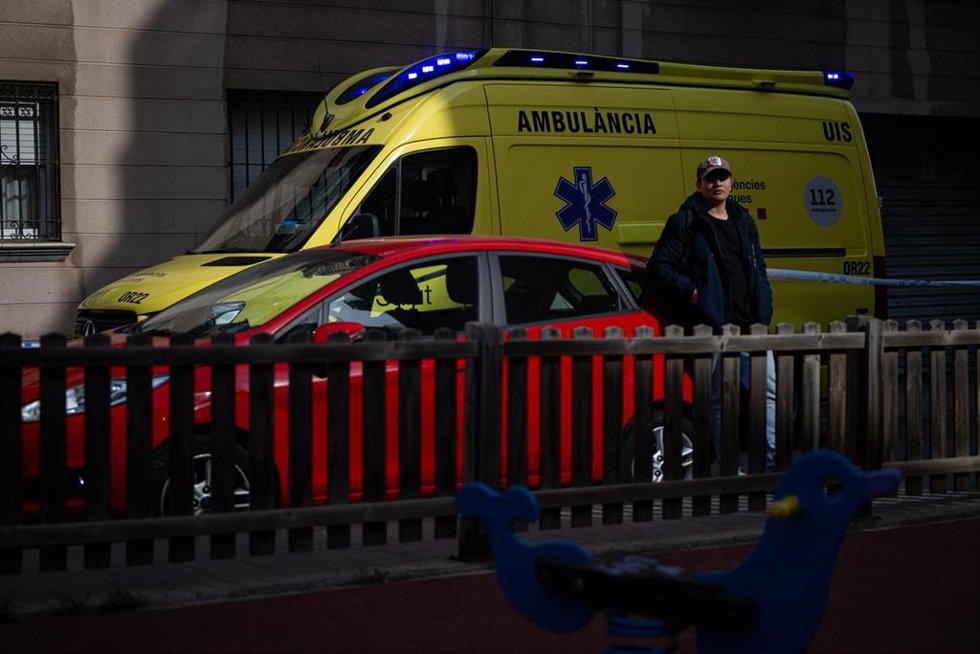 Varias personas observan el trabajo de los operativos de emergencias tras el derrumbe de un edificio en Badalona, a 6 de febrero de 2024, en Badalona, Barcelona, Catalunya (España). Los Bombers de la Generalitat han evacuado dos edificios en el número 9