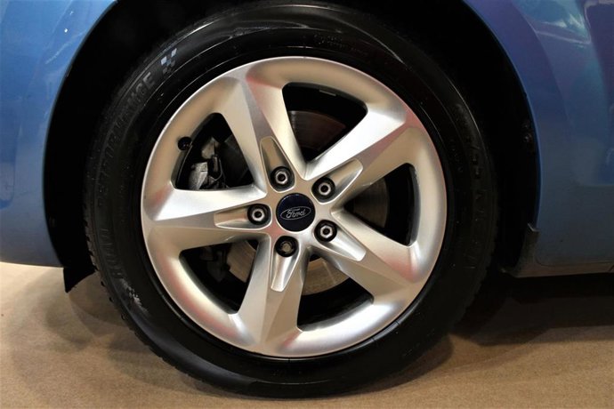 Archivo - La rueda de uno de los vehículos expuesto en Fecirauto, la feria de automóviles más grande e importante de provincia, en el Pabellón Ferial de Ciudad Real, a 11 de noviembre de 2021, en Ciudad Real, Castilla La-Mancha (España). El Pabellón de 