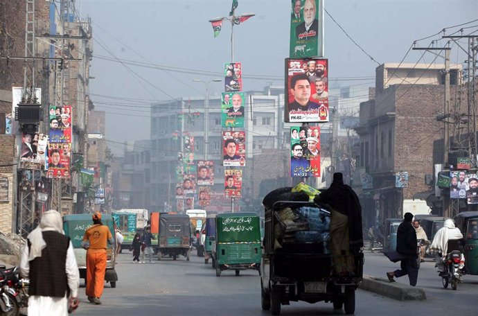 Carteles electorales en Peshawar, Pakistán, antes de las elecciones generales del 8 de febrero (archivo)