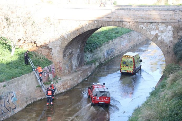 Efectivos de Emergencias trasladan al hombre hallado herido en el torrente de Sa Riera