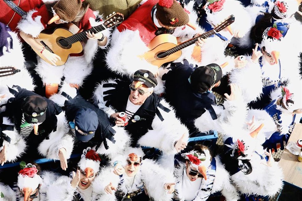 Archivo - Detalle de la vuelta a la normalidad del carnaval de Cádiz tras volver a su fecha tras la pandemia de la Covid-19, a 19 de febrero de 2023 en Cádiz (Andalucía, España).