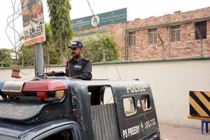 Un agente de la Policía de Pakistán en la ciudad de Karachi (archivo)