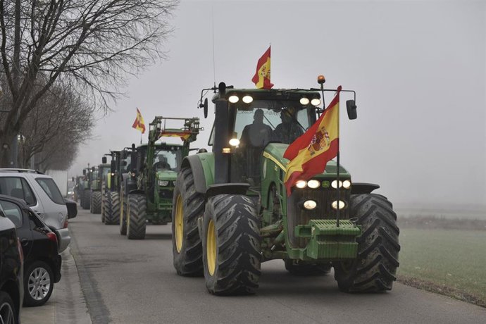 Los tractores de los agricultores se concentran por carreteras que pasan por Huesca, a 6 de febrero de 2024, en Huesca