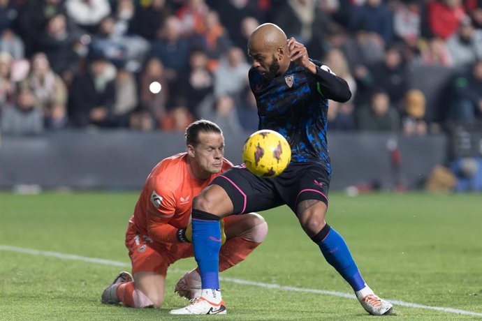 El defensa brasileño Marcao (Sevilla FC), junto al portero Nyland en el Estadio de Vallecas.