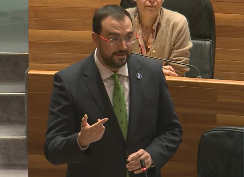 El presidente del Principado, Adrián Barbón, en el pleno de la Junta General