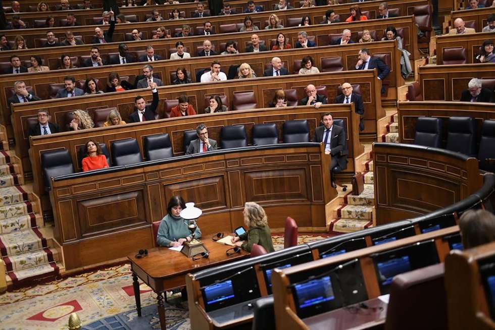 La vicepresidenta primera y ministra de Hacienda, María Jesús Montero; el ministro de la Presidencia, Justicia y Relaciones con las Cortes, Félix Bolaños y el ministro de Transportes y Movilidad Sostenible, Óscar Puente durante una sesión plenaria en el