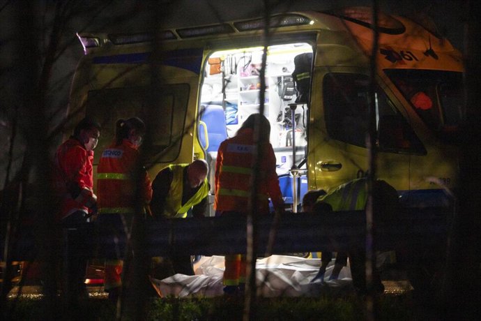 Servizos de emerxencia no lugar onde unha persona faleceu nun accidente de tráfico na autovía A-55 ao seu paso polo Porriño.