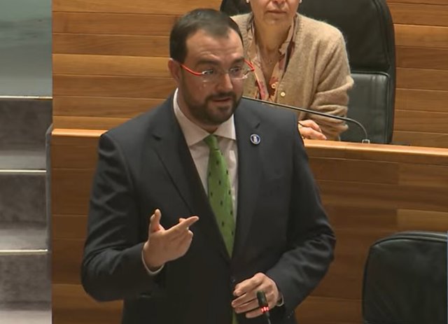 El presidente del Principado, Adrián Barbón, interviene ante el pleno de la Junta General