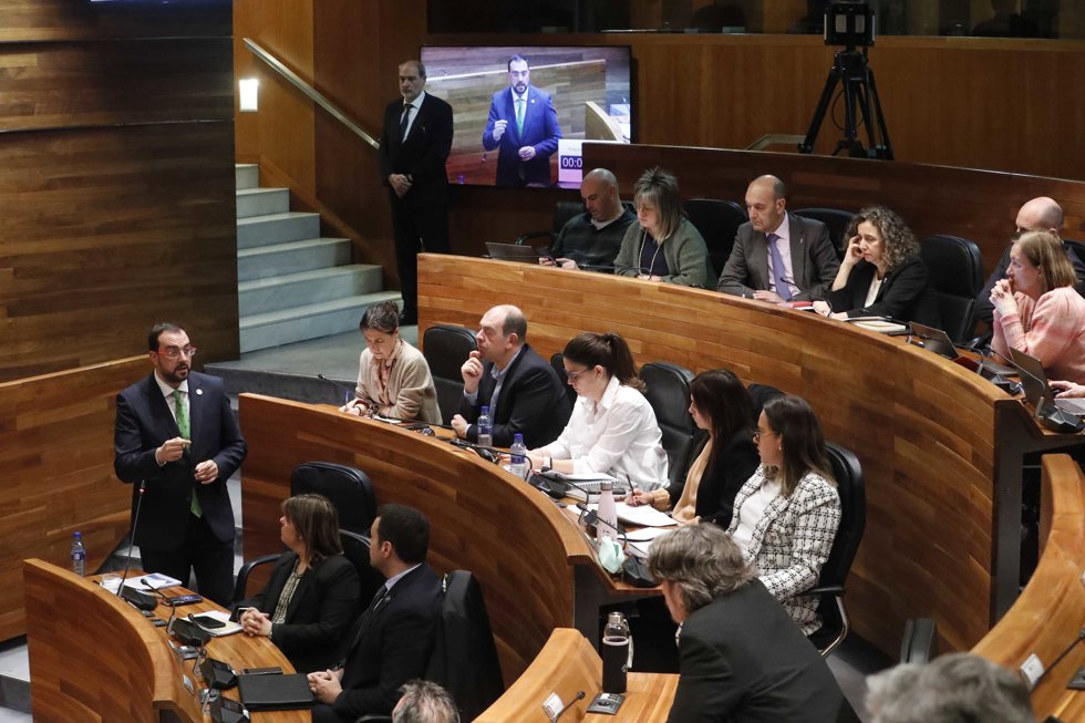 El presidente del Principado, Adrián Barbón, interviene ante el pleno de la Junta General