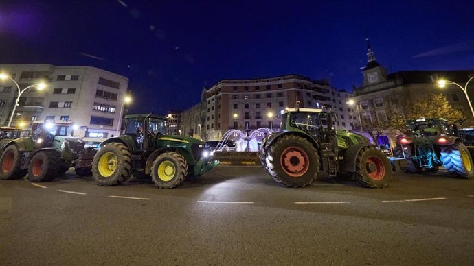 Decenas de tractores colapsan el centro de Pamplona, a 6 de febrero de 2024, en Pamplona, Navarra (España). Agricultores y ganaderos de toda España han sacado sus tractores a las carreteras desde esta madrugada para pedir mejoras en el sector, entre ell