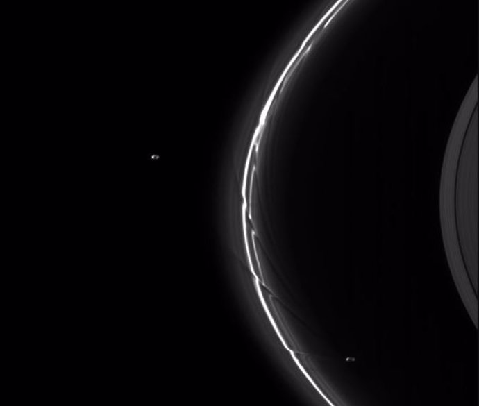 Imagen de la nave espacial Cassini de las lunas pastoras Pandora y Prometeo (cada una de aproximadamente 80 kilómetros de diámetro) actuando sobre el anillo F de Saturno.