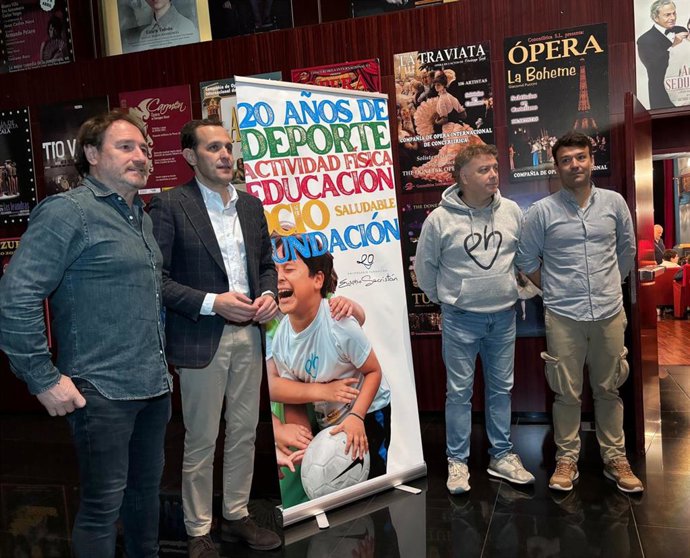 El director de la Fundación Eusebio Sacristán, Pedro Pablo Crespo, acompañado por el presidente de la Diputación de Valladolid, Conrado Íscar