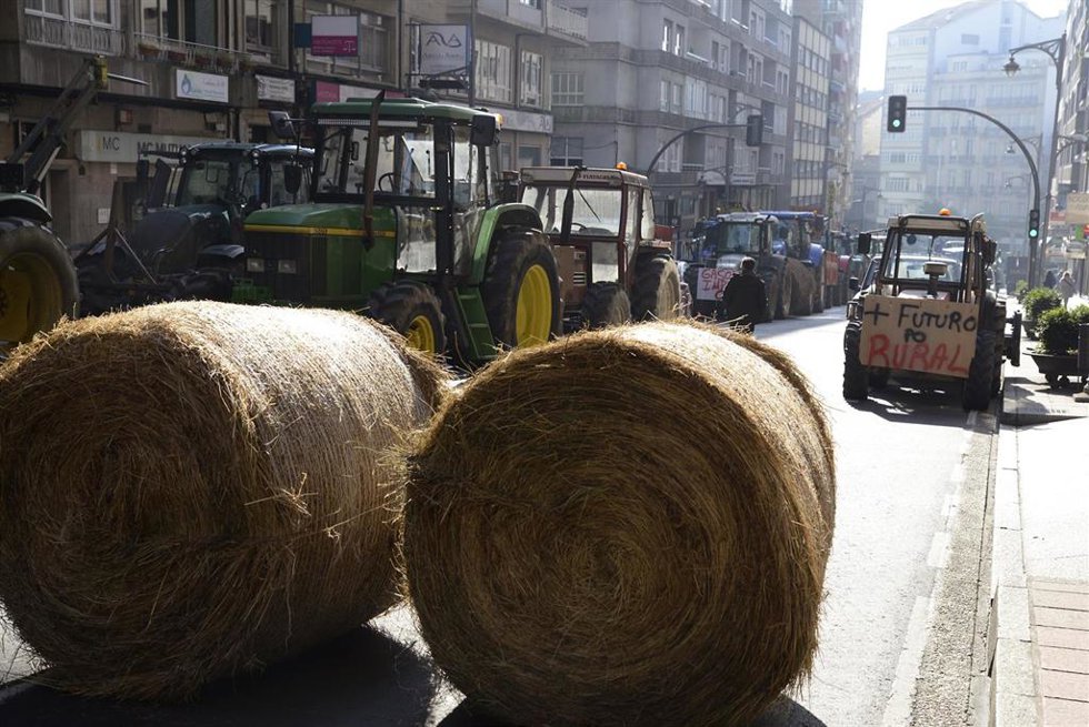 Tractores durante una concentración, a 6 de febrero de 2024, en Ourense, Galicia (España). Agricultores y ganaderos de toda España han sacado sus tractores a las carreteras desde esta madrugada para pedir mejoras en el sector, entre ellas exigir ayudas