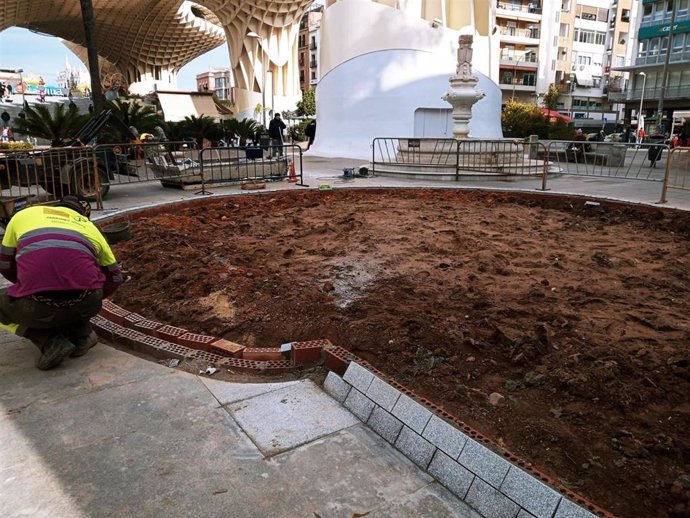 Archivo - Un técnico de Parques y Jardines reforma un parterre en la Encarnación.