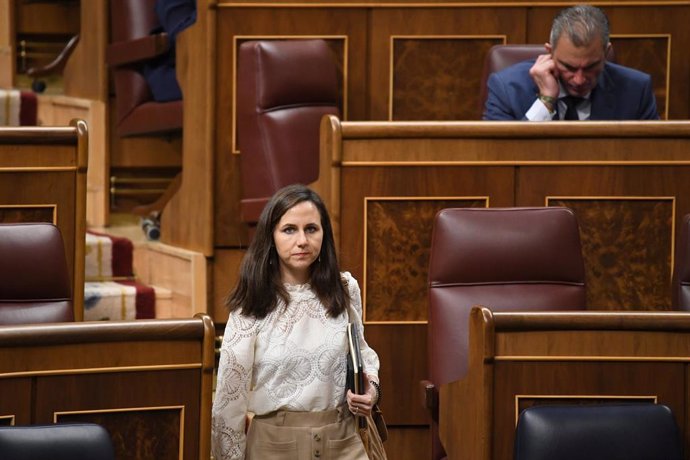 La secretaria general de Podemos, Ione Belarra, durante una sesión plenaria en el Congreso de los Diputados, a 6 de febrero de 2024, en Madrid (España). 
