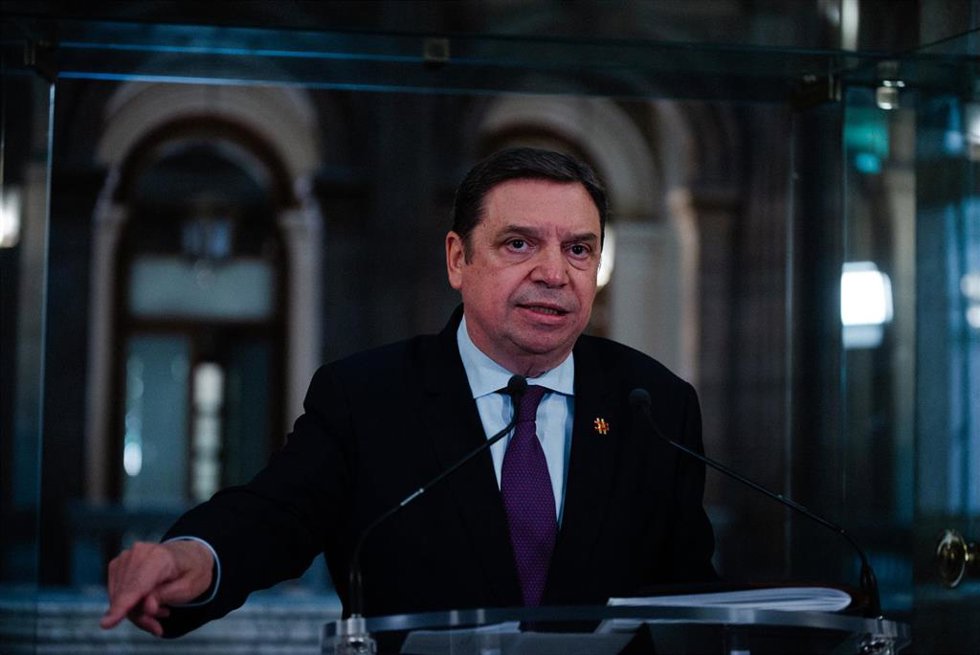 El ministro de Agricultura, Pesca y Alimentación, Luis Planas, ofrece una rueda de prensa tras reunirse con las organizaciones profesionales agrarias, en la sede del Ministerio, a 2 de febrero de 2024, en Madrid (España). Planas ha convocado hoy a una r
