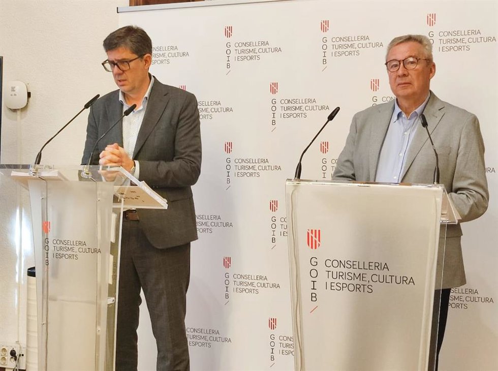 El conseller de Turismo, Cultura y Deportes, Jaume Bauz, junto al director general de Turismo, Josep Aloy, en rueda de prensa este miércoles para estimar los presupuestos Next Generation para la competitividad turística.