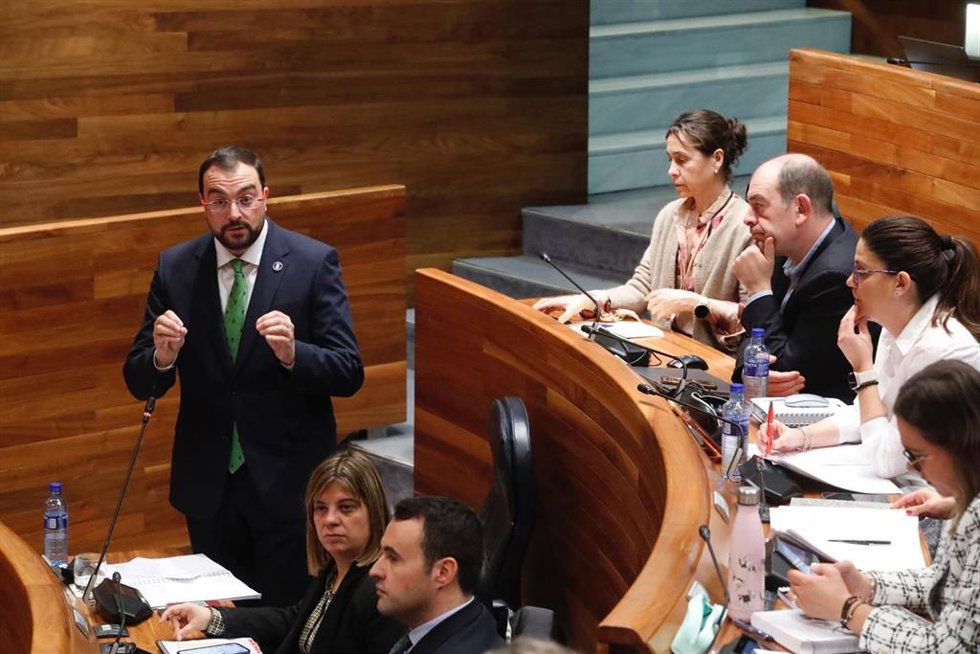 El presidente del Principado, Adrián Barbón, interviene en la Junta General.