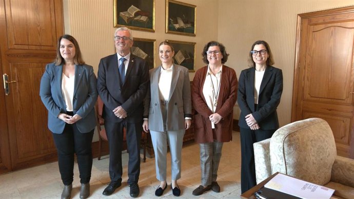 La presidenta del Govern, Marga Prohens, recibe al presidente de Cruz Roja en Baleares, Mateu Ballester.