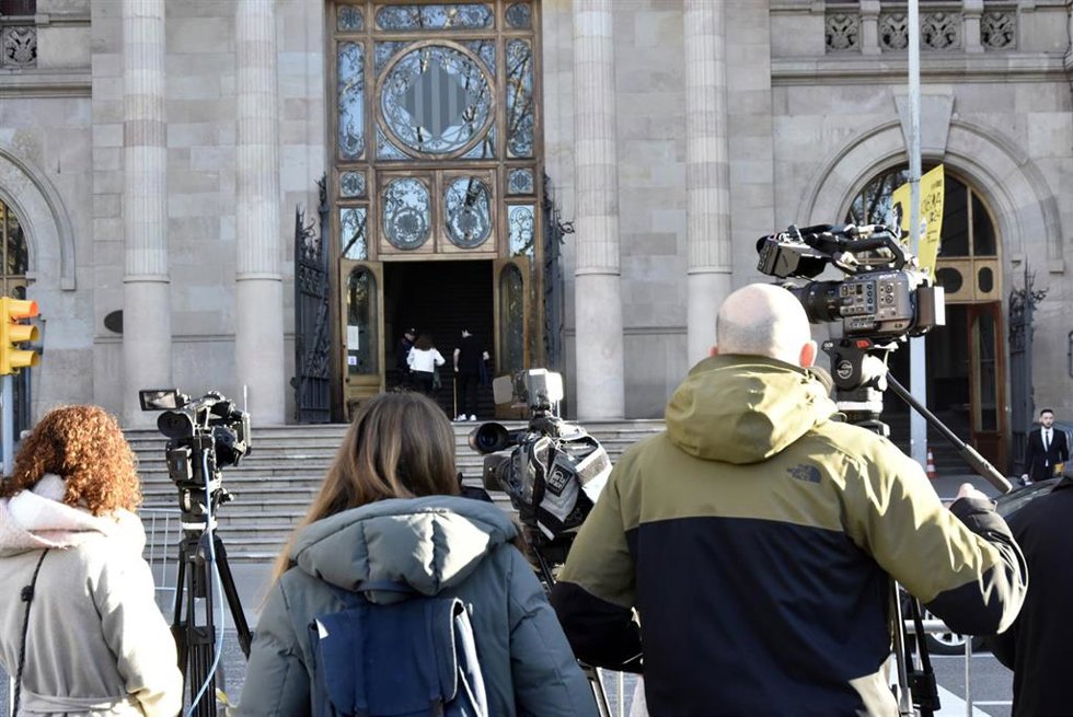 Los medios de comunicación esperan la llegada del exfutbolista Dani Alves, en la Audiencia de Barcelona, a 5 de febrero de 2024, en Barcelona, Catalunya (España). Alves está acusado de agresión sexual a una chica en un baño de la discoteca Sutton de la 