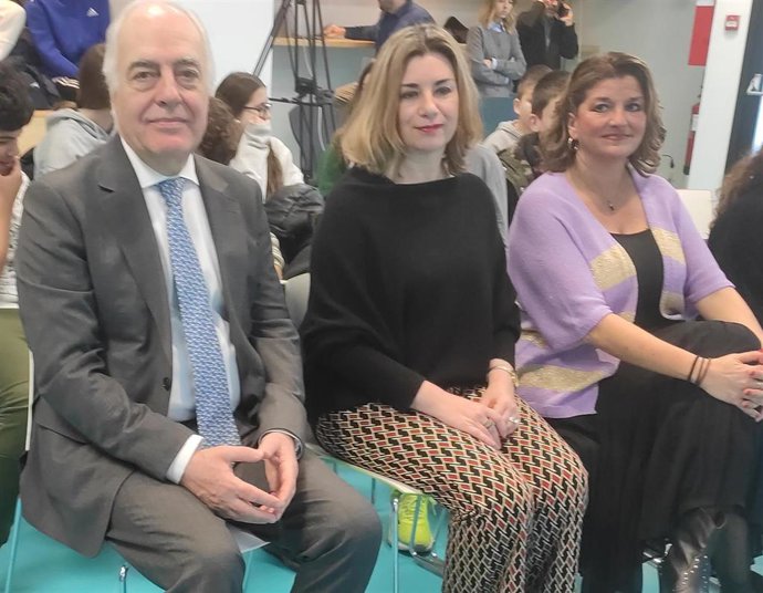 El director de la Fundación Ibercaja, José Luis Rodrigo, junto a la consejera de Educación, Ciencia y Universidades del Gobierno de Aragón, Claudia Pérez Forniés.