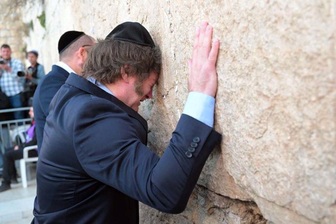 El presidente de Argentina, Javier Milei, se inclina en el Muro de las Lamentaciones de Jerusalén