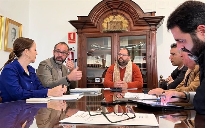 El diputado provincial y responsable del Área de Cooperación, Javier Bello, en un encuentro con la Federación Provincial de Agrupaciones de Empresarios de la Construcción de Cádiz (FAEC)