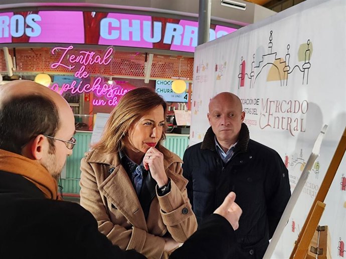 La alcaldesa de Zaragoza, Natalia Chueca, en el Mercado Central de Zaragoza