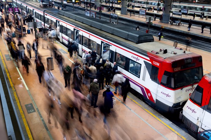 Decenas de personas esperando al tren durante la huelga de Renfe y Adif, en la estación de Puerta de Atocha-Almudena Grandes,, a 9 de febrero de 2024, en Madrid (España).