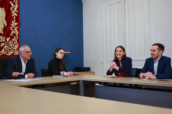 El concejal-presidente de Carabanchel, Carlos Izquierdo; la portavoz socialista en el Ayuntamiento de Madrid, Reyes Maroto, y el concejal del PSOE en el distrito, Antonio Giraldo