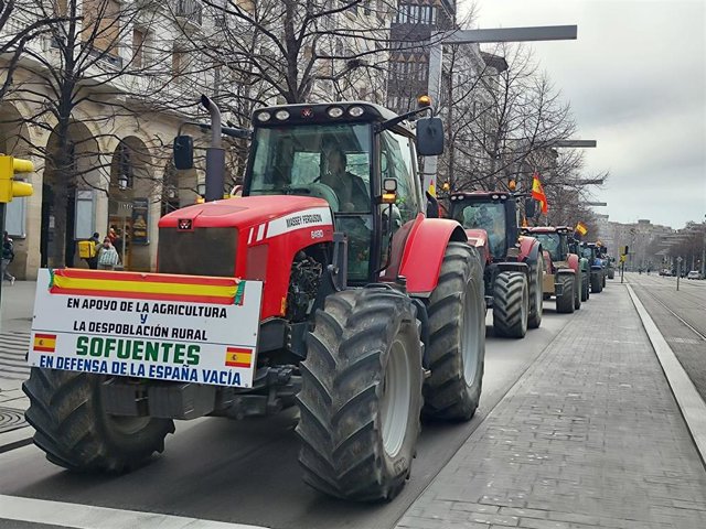 Tractorada a su paso por el paseo de la Independencia