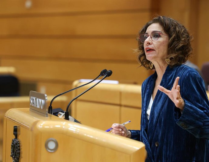 La vicepresidenta primera y ministra de Hacienda, María Jesús Montero, interviene durante una sesión plenaria en el Senado, a 7 de febrero de 2024, en Madrid (España). La senda de déficit y deuda pública se debate hoy en el pleno del Senado, después de 