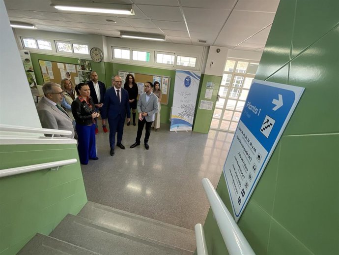 El consejero de Educación, Formación Profesional y Empleo, Víctor Marín, el presidente de Plena Inclusión, Joaquín Barberá, y la alcaldesa de Fortuna, Catalina Herrero, visitan el CEIP Sixto López donde se ha instalado señalización accesible.