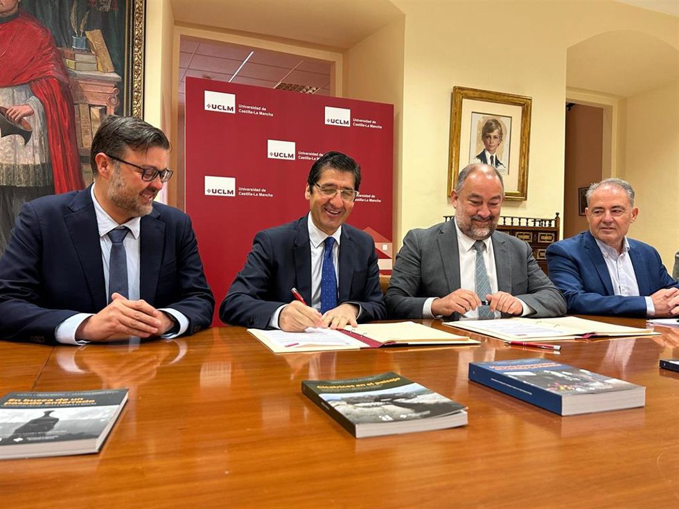 Firma de un convenio sobre memoria histórica entre el consejero de Educación, Cultura y Deportes de C-LM, Amador Pastor; el vicepresidente segundo del Gobierno regional, José Manuel Caballero; y el rector de la UCLM, Julián Garde.