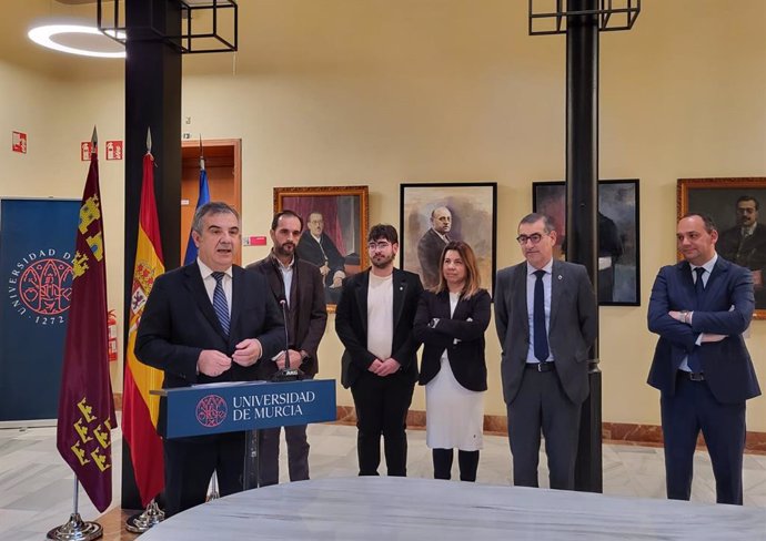 El consejero de Medio Ambiente, Universidades, Investigación y Mar Menor, Juan María Vázquez, en el acto de firma del protocolo para la integración de los estudios de Enfermería de Cartagena a la UMU