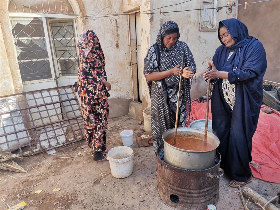 Un grupo de voluntarias cocinan en Omdurman, Sudán