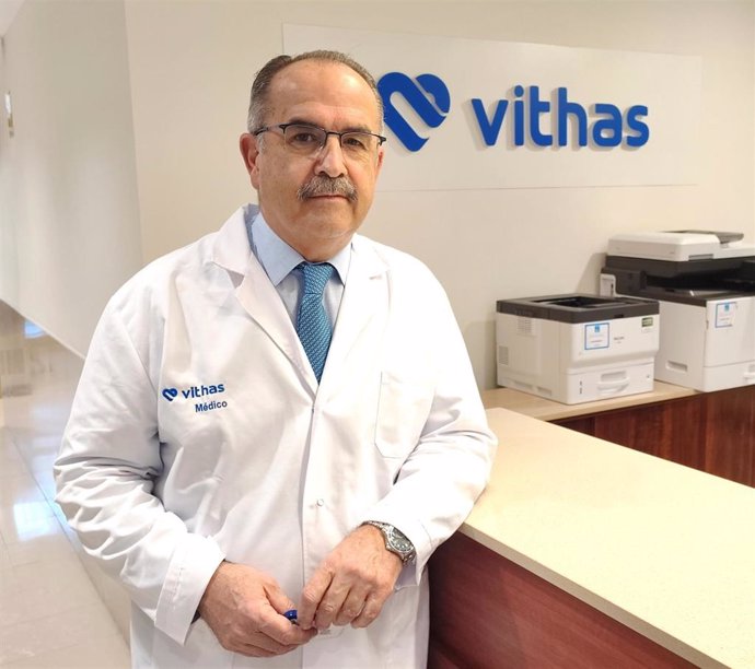 El doctor Alejandro Espejo es el director del Servicio de Cirugía Ortopédica y Traumatología del Hospital Vithas Málaga, unidad compuesta por profesionales de distintas ramas que apuesta por la investigación y la docencia como complemento a su actividad.