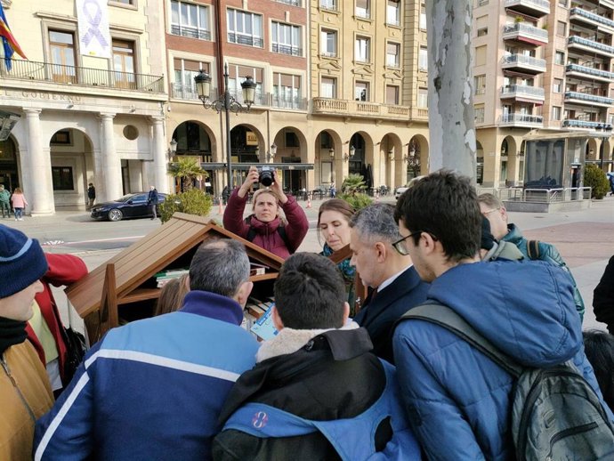 El alcalde de Logroño, Conrado Escobar, hace uso de la caseta de intercambio de libros