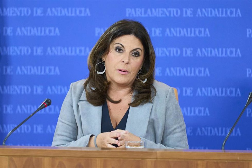 La portavoz del Grupo Parlamentario Socialista, Ángeles Férriz, durante la ronda de ruedas de prensa de portavoces de los grupos parlamentarios en el Parlamento de Andalucía, a 7 de febrero de 2024 en Sevilla (Andalucía, España). Los portavoces de los g