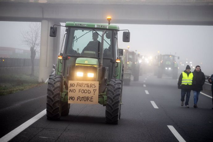 Un tractor durante una manifestación en la que han cortado la A-2 a su paso a Fondarella, a 6 de febrero de 2024, en Fondarella, Lleida, Catalunya(España). Agricultores y ganaderos de toda España han sacado sus tractores a las carreteras desde esta madrug